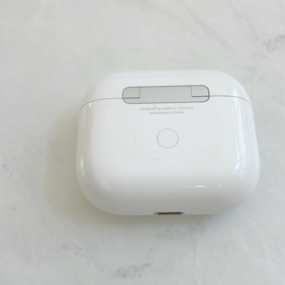 Apple AirPods 3th Gen Magsafe Charging Case_ Model A2566 - Picture 3 of 3